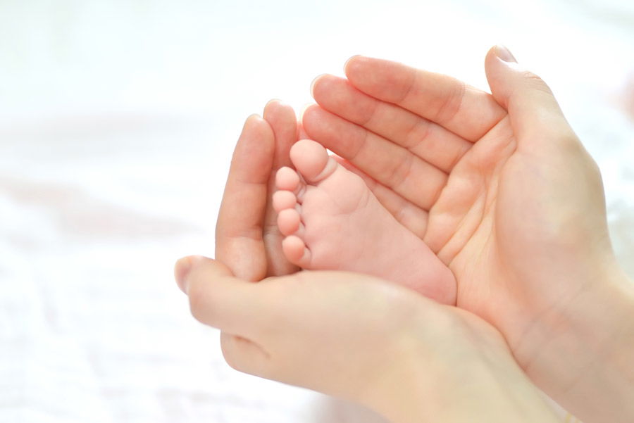 baby-feet-mother-hands