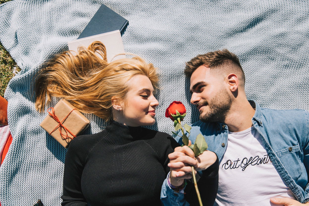 amorous-couple-with-rose-plaid
