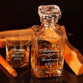 Maverton Whisky Karaffe mit Gravur Geburtstagsgeschenk für Männer Geladene Flinte personalisiert Whisky Dekanter 4er Whiskygläser Set in Gewehrform 800 ml 
